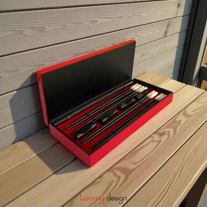 Bộ 4 đôi đũa gỗ mun ốc xà cừ tròn bọc bạc kèm hộp cẩn nút đỏ 28*12*4,5cm